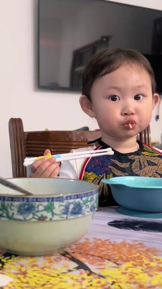 记录一下两岁宝宝真实的吃饭状态 #干饭小宝上线 #人类幼崽的干饭哲学 #宝宝吃饭太萌啦 #人类幼崽 #宝宝吃饭