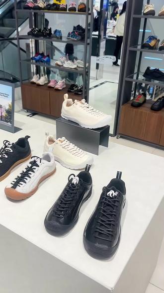 #KEEN #韩国买手 #KEEN鞋子 #KEEN新款 韩国KEEN专柜最新实拍来啦,无滤镜生图直出,质感直接拉满💥
户外/日常穿搭都适配
上脚显脚小、舒适度拉满
情侣款/通勤徒步都好搭
专柜实拍,配色正、细节绝#专柜实拍