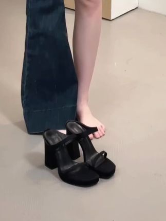 粗跟超高(大于8cm)防水台高跟鞋也太绝了吧!!上脚超显腿长 超显气质!!搭配牛仔裤真的绝了呀#高跟鞋#细跟鞋#ootd穿搭 #好鞋推荐 #穿出高级感