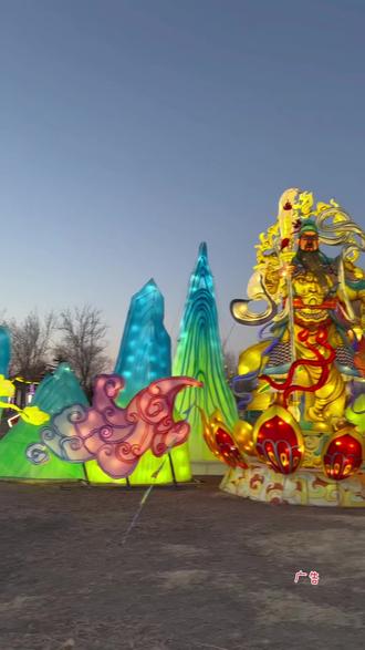 东营园博园马年大集,全家过年一站式打卡!
数千个停车位直达南大门,百余家美食、非遗、文创市集免费逛!
全天畅玩:灯会、马战、马戏、冰雕、XR空间、疯狂兔子乐园…
舞龙舞狮、NPC巡游、萌宠互动,从早嗨到晚,年味直接拉满!
#东营园博园#东营园博园灯会#东营园博园骐骥光影灯会#实景马战演出@东营园博园官方号