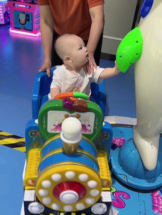 11个月的小宝宝知道手指着要坐摇摇车了😂😂