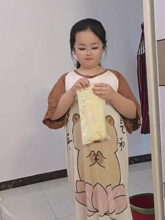 让她换个垃圾袋,理论半天,老了也不知道能给我买漂亮衣服吗?😄#记录生活 #记录成长过程 #养娃日常