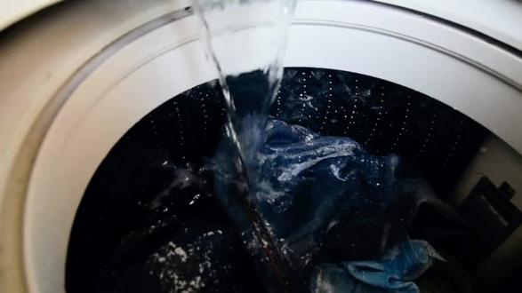 波轮半自动洗衣机的排水塞子跟排水漏斗必须保持没有任何棉絮、杂物是吗?只要有任何棉絮,都会导致排水管漏水是吗?
1. 是的,排水塞(排水皮碗)和排水漏斗(排水口)必须保持干净、光滑、无任何棉絮、线头、毛发、杂物。
2. 有棉絮就一定会漏水吗?
只要有棉絮、线头、毛发、泥沙、布屑,
卡在密封面,100%会漏水、关不严、排不完水。
原因很简单:
排水塞是橡胶软密封,靠完全贴合才能密封。
只要中间夹了一点点异物,就会形成缝隙,水就从缝隙流走。
3. 半自动波轮洗衣机最常见漏水原因
就是这两个地方:
1. 排水塞(皮碗)有裂口、老化、变形
2. 排水口/漏斗有棉絮、毛发、脏东西卡住
只要其中一个出问题,就会:
洗衣时一直漏水
水存不住
排水关不严
4. 一个最简单判断方法
把排水塞拿出来
摸密封面:必须光滑、无裂口、无硬痕
看排水漏斗:必须干干净净,无任何纤维、线头
只要干净、胶塞完好 → 不漏水
只要有异物 → 必漏。