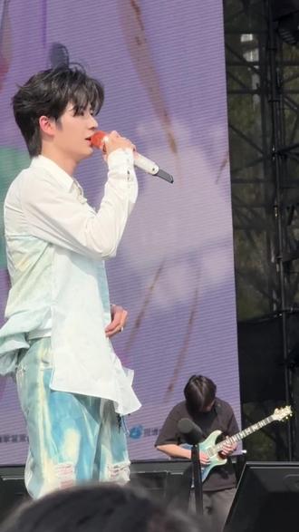 有时候真的跟不上他的脑回路#黄誉博 #原创歌手黄誉博 #音乐节现场