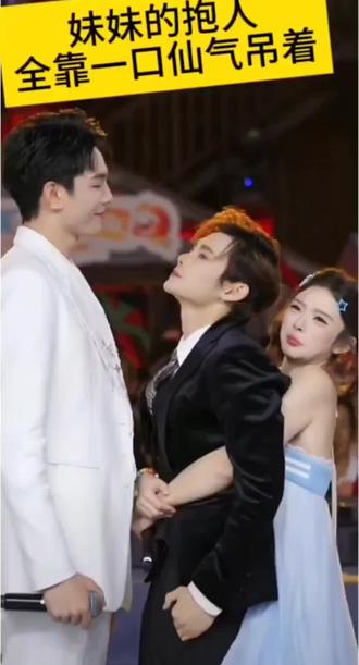 #龙浩天,妹妹也是不容易啊!#舞台互动瞬间 #龙悦#男团 #大舞台
