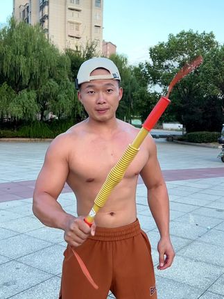 臂力棒虽然可以锻炼到胸肩手臂线条,但是训练也是有方法的,一旦做对了,那你的身材会突飞猛进,一举拿下。#薄肌男孩#臂力棒#居家锻炼 #好身材练起来