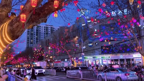 《青玉案·元夕》
【宋】辛弃疾
东风夜放花千树,更吹落、星如雨。
宝马雕车香满路。凤箫声动,玉壶光转,一夜鱼龙舞。
蛾儿雪柳黄金缕,笑语盈盈暗香去。
众里寻他千百度,蓦然回首,那人却在,灯火阑珊处。