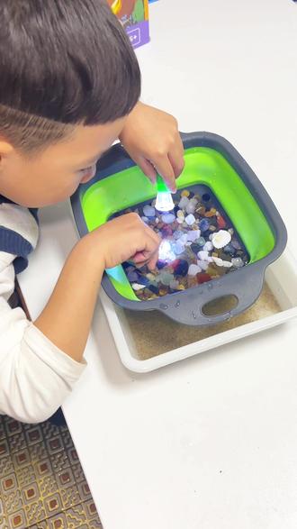 天哪,这款挖宝玩具太好玩了! 没有孩子能够抗拒,最重要的是比商场便宜太多了,可以重复利用!这个不单单可以玩,还可以学习矿物知识,我家孩子还挖出了一个荧光石呢!关键是还可以培养专注力精细动作,不管是自用还是送人都很合适!#挖沙 #挖宝 #挖宝玩具 #儿童考古挖掘 #过家家玩具