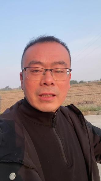 #大年初一 #大年初一早上啊,记得做这件事儿。这也是一老师傅告诉我的!你可以在初一早上10点钟左右去厨房抓一小撮盐,倒点热水,在这个手心当中,把这个盐搓化,再用清水洗掉。心里默念,一定要心里默念啊,霉运走,好运来,天门开,地门开,五路财神进门来。不算复杂,就当给自己讨一个新年好彩头,祝你新年福气满盈,心想事成,福生无量。