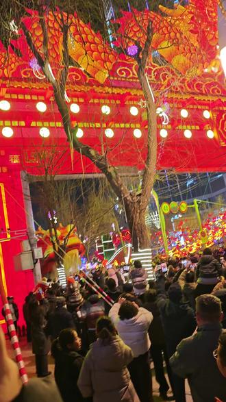 正月十五西宁城西区五岔路口闹花灯,展示了一条惊艳的巨龙,当时巨龙出龙门时,我正好在现场,拍了段视频,分享给大家。#我用摄影看世界 #我用鏡頭記彔我的旅行足跡 #记录旅游足迹给生活多🌹🌹一点色彩 #旅游摄影 #原创摄影作品分享