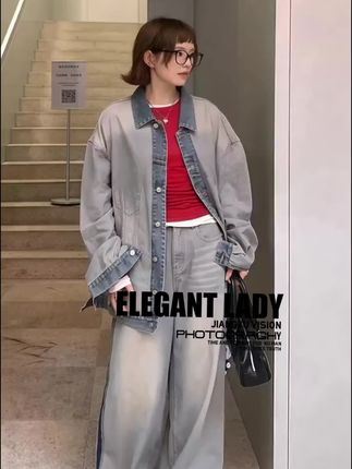 这套牛仔套装,外套版型宽松有设计感,裤子阔腿显腿长。红与牛仔蓝搭配亮眼,风格休闲有个性,穿着舒适自在,适配日常出行等多种场景,搭配简单且很具辨识度。#简约穿搭 #春秋穿搭 #舒适感穿搭 #牛仔穿搭 #雷雷之衣