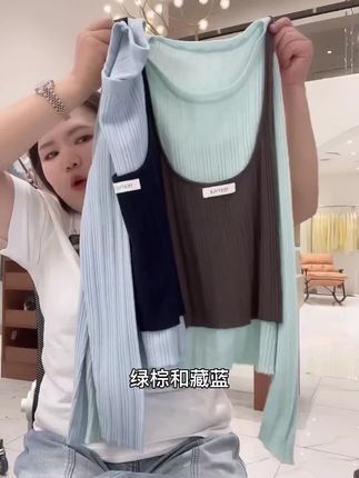 这件针织衫拯救搭配困难症!假两件设计免去叠穿烦恼,撞色元素打破沉闷。搭配半裙温柔优雅,配牛仔裤休闲时髦,一件穿出三种风格! #简单耐看穿搭攻略 #女生服装搭配 #变美的方式 #2025年秋季都流行穿什么 #气质女装高级感