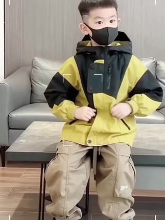 男童这件黑黄拼接冲锋衣也太潮了吧!春秋穿绝绝子~#男童冲锋衣 #儿童潮装 #春秋童装 #男宝穿搭 #潮酷穿搭 @生活服务热点中心