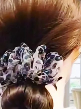 #姐妹们,这个抓夹真的太适合秋冬了!它是这种黑色绒面网纱材质,看上去呢就又高级又很百搭,就这么随手一夹都超有氛围感。而且它抓力强,容量大,不管发量多少都能轻松驾驭。平时出门你就这样扎个半披肩,温柔又显气质,爱美的姐妹一定要试试!#美出高级感 #优雅气质 #头饰发饰 @抖加🔥上热门🔥dou+🔥热点宝