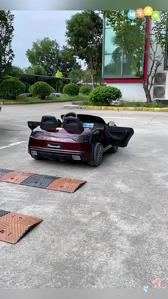 爸爸给宝宝买的生日礼物到了,就是这个儿童遥控四轮电动车,他可喜欢玩了,天天都要开着出去转几圈,还是可以充电的,不用加油,而且是自带早教功能的,边玩边学习,太棒了!它可以遥控自驾,家里有孩子的赶紧安排起来吧!#遥控车 #儿童电动车 #童车 #儿童车 #玩具车