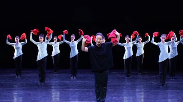 北京舞蹈学院 中国民族民间舞基础训练—东北秧歌
授课教师:金茸
课程片段:浪劲儿训练教学及组合展示
示范学生:北京舞蹈学院附中中国舞专业2022级
#中国舞 #民族民间舞 #东北秧歌 #金茸 #大美不言