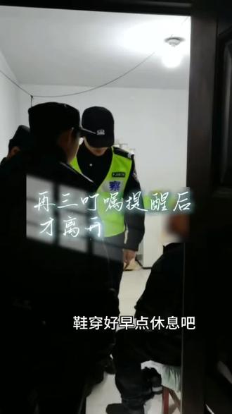 醉酒男子丢三落四,民警暖心护送回家