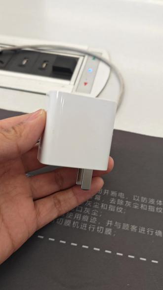 荣耀全能魔方充电器,可以给所有电子设备进行快充,还是挺方便的
#荣耀magicv6