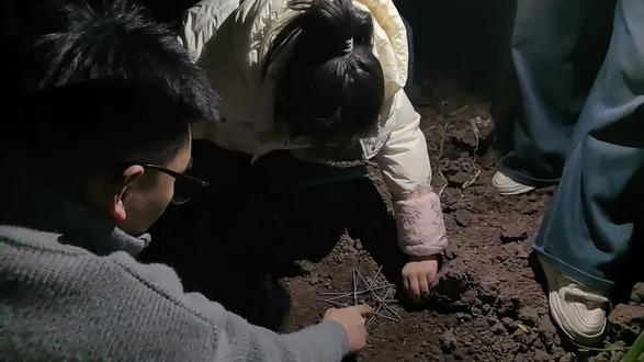 #仙女棒#网红爱心烟花 为了摆出爱心,几个也是用心了#烟花最浪漫的一瞬间