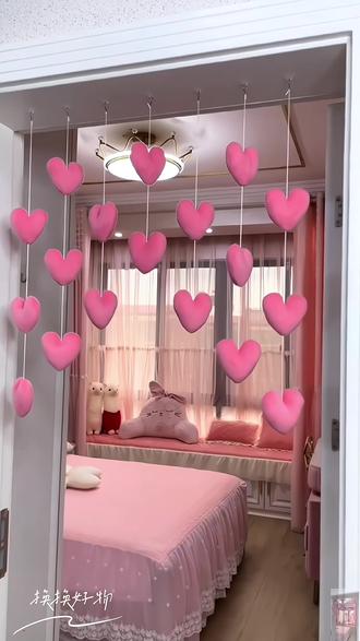 好温馨的爱心门帘,卧室门口,卫生间门走廊过道玄关都可以,免打孔安装~爱心门帘女生卧室儿童房间可爱装饰创意房门挂帘免打孔墙挂饰#门帘 #门帘隔断帘 #过年家里布置氛围装饰 #温馨小家 #软装搭配 @DOU+小助手 @巨量千川