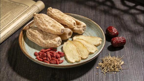 #天麻#中药材知识科普
天麻是兰科天麻属植物的干燥块茎,为常用名贵中药材。
📌 核心功效(中医理论)
- 息风止痉:常用于小儿惊风、破伤风、癫痫抽搐等痉挛抽搐类病症
- 平抑肝阳:对肝阳上亢引发的眩晕、头痛有显著效果
- 祛风通络:可改善肢体麻木、风湿痹痛、手足不遂等问题
🥣 常见用法
- 入汤剂:常规用量3~10g,可与钩藤、石决明等配伍增强平肝息风作用
- 研末冲服:每次1~1.5g,直接温水送服,方便且有效成分利用率较高
- 食疗药膳:可与乌鸡、鸽子等一同煲汤,适合日常调理眩晕、肢体麻木
⚠️ 注意事项
- 阴虚火旺、实热证者慎用,以免加重内热症状
- 天麻虽为药食同源之品,但不可自行盲目大量服用,需在专业指导下使用
- 部分人群可能对天麻过敏,初次服用建议从小剂量开始