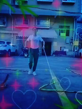 #运动治愈一切 #户外健身 路灯下的影子。好久没练双彩带了