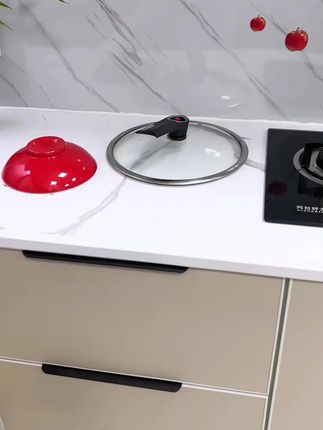 你们看啊,其实很多人不知道,现在的锅盖架已经不需要在墙上打孔粘胶了,关键吸盘的也不用担心装错装歪。#锅盖架 #锅盖置物架 #锅盖架壁挂 #免打孔 #吸盘锅盖架