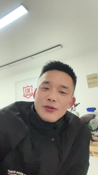 换电瓶就送头盔一个或者挡风被一个,如果不要头盔或者挡风被就在换电瓶的基础上再减25,60伏20安五块大电瓶299,72伏20安六块大电瓶359,48伏20安四块大电瓶259,48伏12安四块小电瓶219#叶集新大洲电动车 #同城
