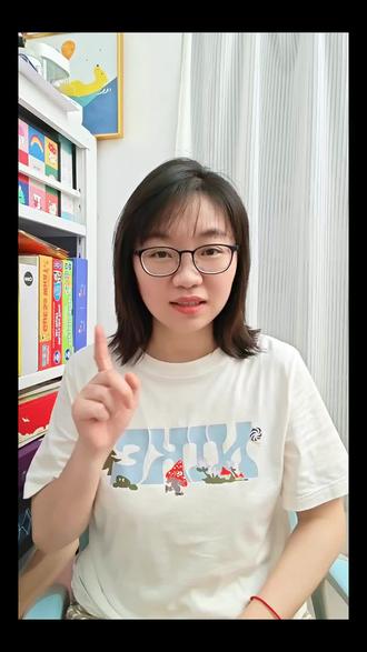 儿童节礼物这么送❗️娃能开心一个学期 每次挑礼物都头疼?这套让三年级娃直接尖叫🎁
玩具车玩三天吃灰,零食吃完就忘😅
直到挖到点石【点石时空舱宇宙之镜文具礼盒】
✨拆箱直接赢:
亮银礼盒+手提袋,送出自带排面
还有mini版,同学互送刚刚好
🔮最绝深渊镜:
关上是镜子,打开是小夜灯
三档亮度可充电,写作业氛围感拉满
🤖周边控狂喜:
“舱舱”公仔沉甸甸超有质感
盲袋徽章拆一个开心一次
外面买不到,仪式感拉满
✍️笔是王炸:
礼盒专属色中性笔“赛博限定Plus”,阳光下会变色
双珠笔头顺滑不断墨,一秒速干
“旋锋机甲中性笔”炫酷出芯方式还自带机械爪,颜值拉满
写完用手抹都不花!
🎯颜值高|笔好用|能当夜灯|有周边
六一、生日、期末奖励,送这套就够了!
#点石制笔 #点石时空舱文具礼盒 #文具礼盒 #六一儿童节礼物 #618