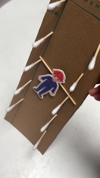 用纸板做一个玩具,宝宝玩的爱不释手#手工制作 #玩具 #纸箱改造 #镜头感真强 #这算谁的