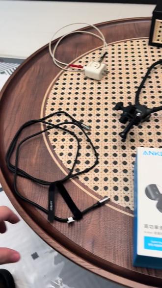 #安克 #大疆 我愿意称他为大疆最强供电方案,性价比拉满,比买电池来回换电池要省事的多,而且也不会中断视频录制。后续会给大家测试充满电到底可以给大疆续航多久。