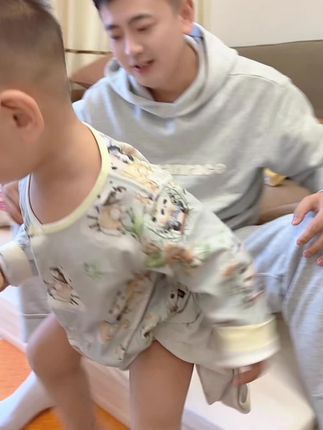 团团给足了爸爸的面子#爸爸带娃系列 #亲子互动 #帅帅的小男孩就这么可爱 #࿆看࿆着࿆你࿆一࿆天࿆天࿆长࿆大 #内容太过真实
