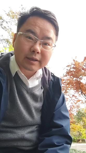 在大部分情况下做出合乎情理的决策比追求绝对理性的效果更好。我们是有着七情六欲,经常头脑发昏的人。不要试图保持绝对理性,而要作出对你而言合乎情理也就是更好接受的选择。后者在现实中更容易做到能让你长期坚持,而坚持对理财来说才是至关重要的一点。现实中的最佳投资方案一定是能让我们晚上睡得安稳的方案。