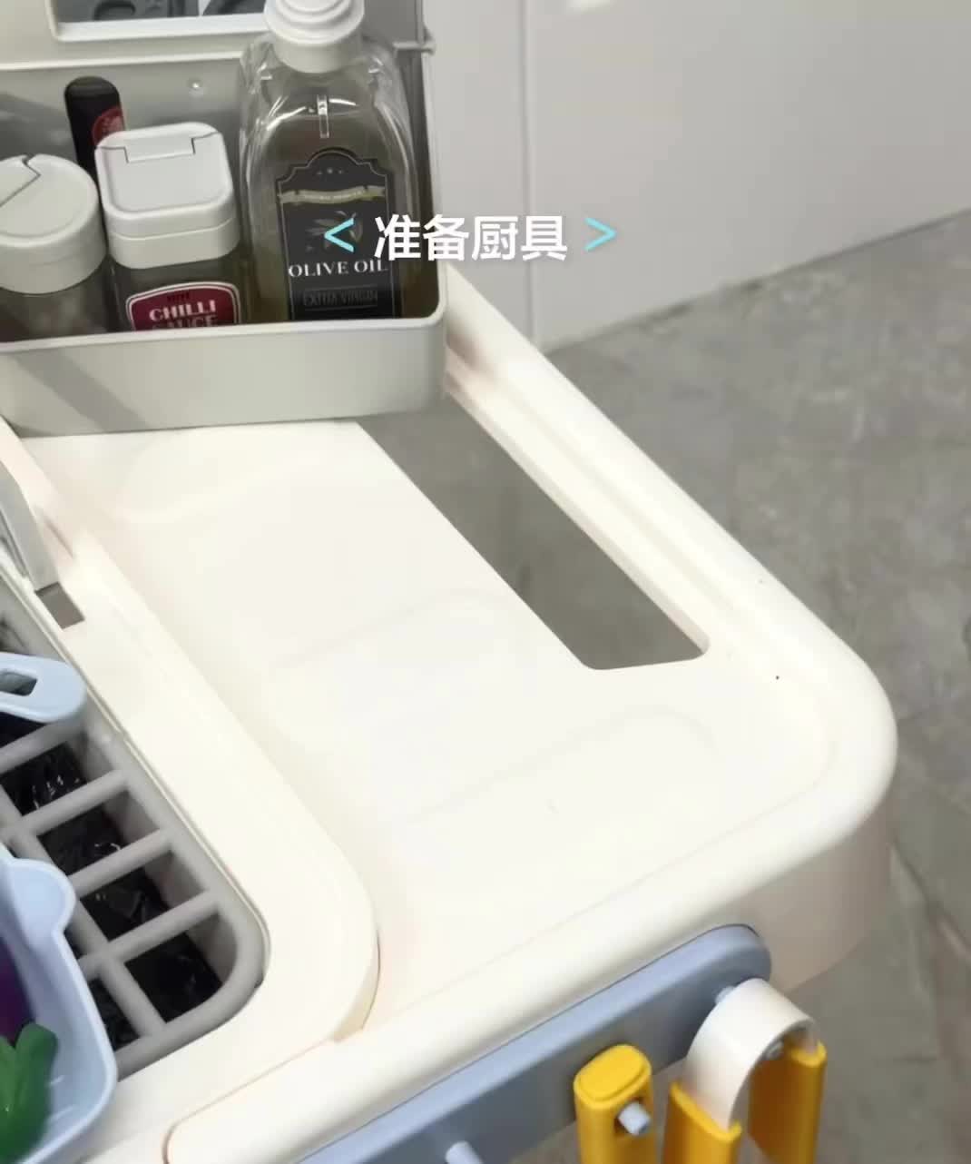 准备开始 —点火🔥—食材开始— 喷枪变色—- 牛排烤熟—- 薯条🍟下炸 (下冰水会变色哦) 我们来BBQ咯