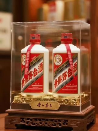 贵州茅台,到手一箱6瓶 整箱6瓶贵州茅台|藏礼皆优的酱香标杆 源自茅台镇15.03平方公里核心产区,赤水河活水滋养的红缨子高粱,经“12987”古法工艺淬炼,一年周期、七次取酒,再经数年窖藏方成佳酿。 开瓶酱香突出,酒体醇厚,空杯留香持久。一箱6瓶,瓶身典雅大气,商务宴请显诚意,节日赠礼传心意,收藏更藏时光价值。每一瓶都是非遗技艺与时光的馈赠,藏饮皆为上乘之选。 #茅台 #贵州茅台 #酱香型白酒 #纯粮酿造 #白酒推荐