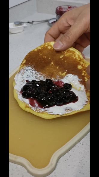 周末妹妹在家,依着妹妹做了她想吃的松饼,煮了红豆小圆子,本来以为红豆妹妹不喜欢吃,结果尝了一口抢着吃#记录真实生活 #小学生早餐 #这就是生活本来的样子 #抖音小助手dou上热门