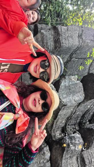 2026年4月23日,湖北之旅第十一天,宣恩~梭布垭石林~恩施大峡谷,车程2小时。梭布垭石林,带冠石林。
恩施梭布垭石林是被誉为 “世界第一奥陶纪石林”。
- 位置:恩施市太阳河乡,距市区约54公里
- 名字由来:土家语,“梭布”指三个,“垭”指山缺口,意为“三个垭口”
- 年龄:形成于 4.6亿年前 的奥陶纪海底
- 特色:独特的 溶纹、戴冠 景观,覆盖青苔,像远古海底迷宫
🗺️ 核心景区(4大片区)
1. 莲花寨(精华)
最密集的石林,犀牛沟是网红地缝,有318国道打卡牌。
2. 青龙台
景区入口,视野开阔,可观骆驼峰、镇龙玉珠。
3. 磨子沟
石缝、溶洞多,适合探险;附近有山海泾(5D光影体验,需另购票)。
4. 九龙汇
有瀑布和象形石(情人石、灵芝石),充满土家传说。
- 时长:全程约 4–5小时
- 路线:游客中心 → 青龙台 → 莲花寨 → 磨子沟 → 九龙汇 → 返程
- 拍照:犀牛沟地缝、莲花寨溶纹石、九龙汇瀑布最出片
中午吃完饭,12点20出发去恩施大峡谷的云龙地缝,3点到达。
恩施云龙地缝,它是恩施大峡谷的核心奇观。
📍 位置:湖北省恩施市沐抚镇,恩施大峡谷景区内
✨ 核心特色(世界罕见)
- U 型地缝:全长 3.6公里,平均深 75米,断面呈标准U型,两岸峭壁近乎平行。
- 亿年跨代:世界唯一两岸不同地质年代的地缝- 左岸:2.5-2.8亿年前(二叠纪)
- 右岸:2.1-2.3亿年前(三叠纪)
- 地球最美伤痕:由地下暗河顶部坍塌、流水亿万年溶蚀而成 。
🌊 主要景点
- 云龙瀑布:落差70余米,气势磅礴。
- 彩虹瀑布:晴天常现双彩虹,灵气十足。
- 黄龙瀑布:沿橙红色钙华壁流淌,色彩艳丽。
- 石帘、一线天、风雨桥:沿平缓栈道徒步,全程清凉幽静。
- 开放段:约 1.6公里,徒步轻松。坐小火车进景区,回程坐直升观光电梯。晚上入住大峡谷女儿寨度假酒店,在房间里就能看见七星寨。夜宿恩施大峡谷景区。