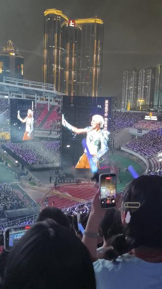 我违背的青春~ 很难忍住不唱吧 扯着把嗓子就唱没有一丝感情哈哈哈#演唱会现场live