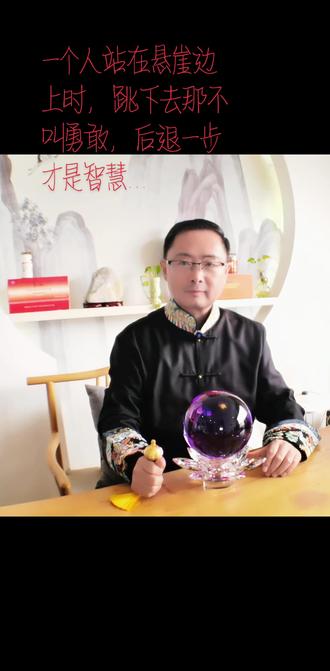 《易经》郁老师知道房地产这个话题不讨喜,但是吧“五行相生”,三元九运九紫火🔥是火生土(火烧万物成灰烬)是补土的,重点是(火烧万物),所有行业都面临(毁灭)风险来“补土”利于房地产!
《易经》郁老师举个真实风水案例:
现如今的大环境之下,家里面孩子大学毕业后觉得上班“来钱慢”,以每平米1.2万的价格卖了父母一套房,加盟了连锁餐饮店。
他租了门面,雇了三个员工,每天早上五点起床采购,忙到晚上十一二点才回家。可生意始终不好,员工工资、房租、食材成本压得他喘不过气。
为了证明自己赌气他又卖了父母一套房想撑下去,每平米1万元,但还是没用。2024年下半年,只得把店关了。彼时房价还在跌,他舍不得再卖了,觉得租房收租金或许更稳妥。
如今只剩了四套房:他和爸妈各住一套,另外两套租出去,每月能收五千块房租。