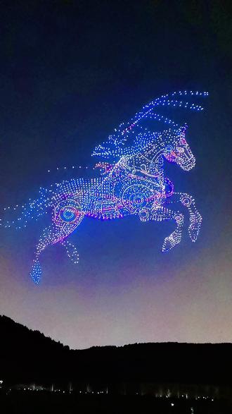 #无人机灯光秀 济南琵琶山无人机表演将于今天(2026年2月11日)18:50在奥体中心南1公里龙鼎大道西侧的琵琶山上空举行,全程20分钟,呈现“舜耕历山”“天下泉城”等主题画面,市民可通过现场或在线方式观看。