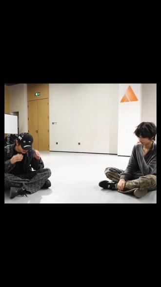 /壁纸一周年/
学舞四年了,喜欢你三年了…
cr:肆恩姨姨
#橹穆新音纪录片 #橹穆双人舞台 #271199 #王橹杰壁纸