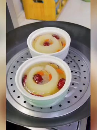 告别秋燥秋乏,要多喝这个雪梨银耳莲子羹,他们都是润燥养阴的好食材,清甜滋润,特别舒服#分享美食 #秋季甜品推荐