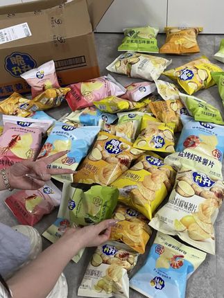 幸福是男朋友送的一大箱超多口味的脆升升薯片!#追剧小零食 #惊喜 #脆升升