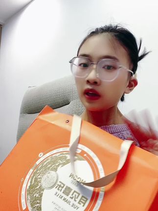 这款月饼礼盒呀,真的是惊艳到我了,爱马仕橙的颜色呀,真的高级又大方,他这一盒呀,只需要两位数,而且皮薄馅多,一点也不甜腻,一点也不甜腻,#强烈推荐 #月饼 #月饼礼盒 #中秋送礼 #中秋节