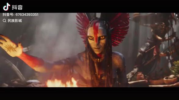 《阿凡达3:火与烬》是詹姆斯·卡梅隆执导的科幻电影,将于2025年12月19日在中国大陆和美国同步上映,讲述杰克·萨利与奈蒂莉一家在潘多拉星球的新冒险。
剧情简介:
故事发生在2154年,杰克·萨利和奈蒂莉一家在《阿凡达:水之道》中失去了长子内特亚姆,他们在悲痛中投奔海洋部落梅特卡伊纳寻求庇护。
人类组织资源开发管理局(RDA)卷土重来,不仅在海洋采集稀有矿物元素“Unobtanium”,还深入潘多拉星球的火山腹地。
杰克一家需要应对人类势力的再次介入,并与由奥娜·卓别林饰演的瓦朗(Varang)所带领的“灰烬族”产生交集。
灰烬族是一个强大而好斗的火山部落,面部铭刻着象征毁灭与重生的独特灰烬纹路,他们与杰克一家产生冲突,同时也有合作的可能。
此外,杰克一家还将与“风之商人”等新部族接触,这些新部族为潘多拉的世界观增添了新的维度。
主要角色:
杰克·萨利:由萨姆·沃辛顿饰演,继续带领家人面对新的挑战。
奈蒂莉:由佐伊·索尔达娜饰演,与杰克共同应对危机。
瓦朗(Varang):灰烬族的领袖,由奥娜·卓别林饰演,与杰克一家产生重要交集。
迈尔斯·夸奇:由史蒂芬·朗饰演,继续作为反派角色推动冲突。
基里:由西格妮·韦弗饰演,杰克和奈蒂莉的养女。
幕后制作:
导演卡梅隆曾考虑用48帧或60帧的更高帧率制作影片。
影片的粗剪版长达9个小时,后期进行了精简。
采用了“红外+热感双轨捕捉”等新技术,在火焰渲染、灰烬模拟等特效方面有新突破。
动作捕捉花费了一年半的时间,演员们在表演捕捉上投入了大量精力。
影片看点:
新种族“灰烬族”的引入,他们生活在火山区域,崇拜火焰的力量,皮肤呈深灰色,布满类似熔岩裂纹的发光纹路。
杰克一家在失去长子后的情感变化,以及他们在新环境中的生存挑战。
潘多拉星球的全新领域和神秘生物的呈现。
导演卡梅隆对家庭、勇气和希望的深刻探讨。
《阿凡达3:火与烬》将以其宏大的叙事和震撼的视听效果,为观众带来一场视觉与情感的盛宴。