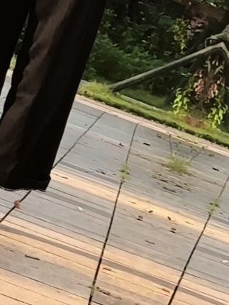 第一片落叶飘到肩头时,才惊觉早秋已至——原来告别盛夏不用轰轰烈烈,只需一阵风、一缕凉,就把季节的开关轻轻拨转。#穿出高级感 #高跟鞋女高级感 #高跟鞋穿搭 #品味穿搭