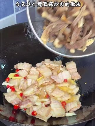 我们家特别喜欢炒的这个鹿茸菇吃,清脆爽口 特别下饭!炒起来也很方便!#家常菜 #鹿茸菇#一日三餐人间烟