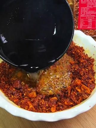 一勺子热油泼到辣子里面,夹馍馍夹饼,香辣香辣#太好吃了