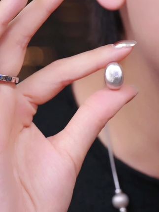 感受一下耳环的光泽,以中间为原点向外做射线,整个这个耳环是一个太阳式的光泽感,它是一个绽放的一个效果。我们上面所有的丝线真的是那种精雕细琢的那种效果了,亲人们,再看一眼啊,别着急,还有惊喜,反过来,白金色。一对耳环让你正反双面,既可以春夏戴,又可以秋冬戴,一年四季都可以。别着急啊,再打开来。只有k金才会做到的东西是什么?是蛋壳金,我的里面全都是过的手工抛光,看见了吗?没有任何的麻点和划痕,它的价值感就是上万的,过万的即视感,上脸太高级了,它的光泽也是会衬的你的皮肤特别特别的细腻,肤白貌美的。耳环给到的价格二百九十九。#首饰分享#首饰控#耳扣