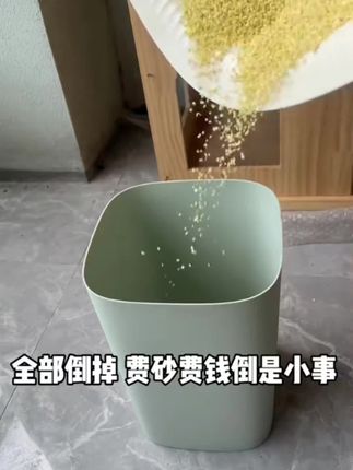 #王楚钦vs张本智和我也是今天才发现,这些小尿渣就是猫砂发臭的源头,而普通的塑料铲子根本铲不起来,新换的猫砂几天就搞的臭气熏天,倒掉浪费是小事,猫咪细菌感染就麻烦了。这种新一代自带筛网的二合一猫砂铲就很好用,前面筛网就是对付这些小尿团的,后面大缝隙铲大尿团,漏沙嘎嘎快,大尿团、小碎渣一个冒沙铲就搞定了。关键是以后只需添沙,不用换沙,省下大几百冒沙钱,它不香吗?#非常方便实用 #强烈推荐 #萌宠好物 #超实用 @DOU+小助手